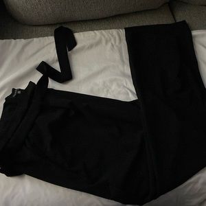 VIOLET & ROSES ladies black pants. Size 18